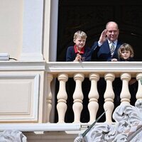 Alberto de Mónaco en su 65 cumpleaños saludando desde el Palacio Grimaldi con sus hijos