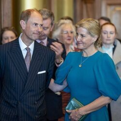 El Príncipe Eduardo y Sophie Rhys-Jones en su primer acto como Duques de Edimburgo