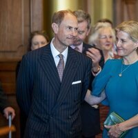 El Príncipe Eduardo y Sophie Rhys-Jones en su primer acto como Duques de Edimburgo