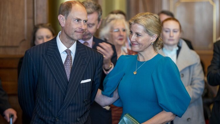 El Príncipe Eduardo y Sophie Rhys-Jones en su primer acto como Duques de Edimburgo