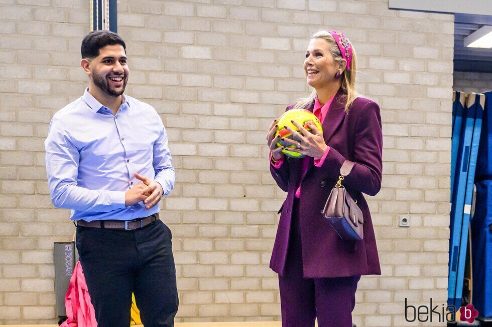 Máxima de Holanda con un balón en una visita de trabajo sobre deporte y salud mental