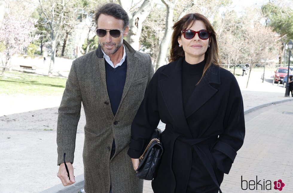 Álvaro Muñoz Escassi y María José Suárez en la capilla ardiente de Laura Valenzuela