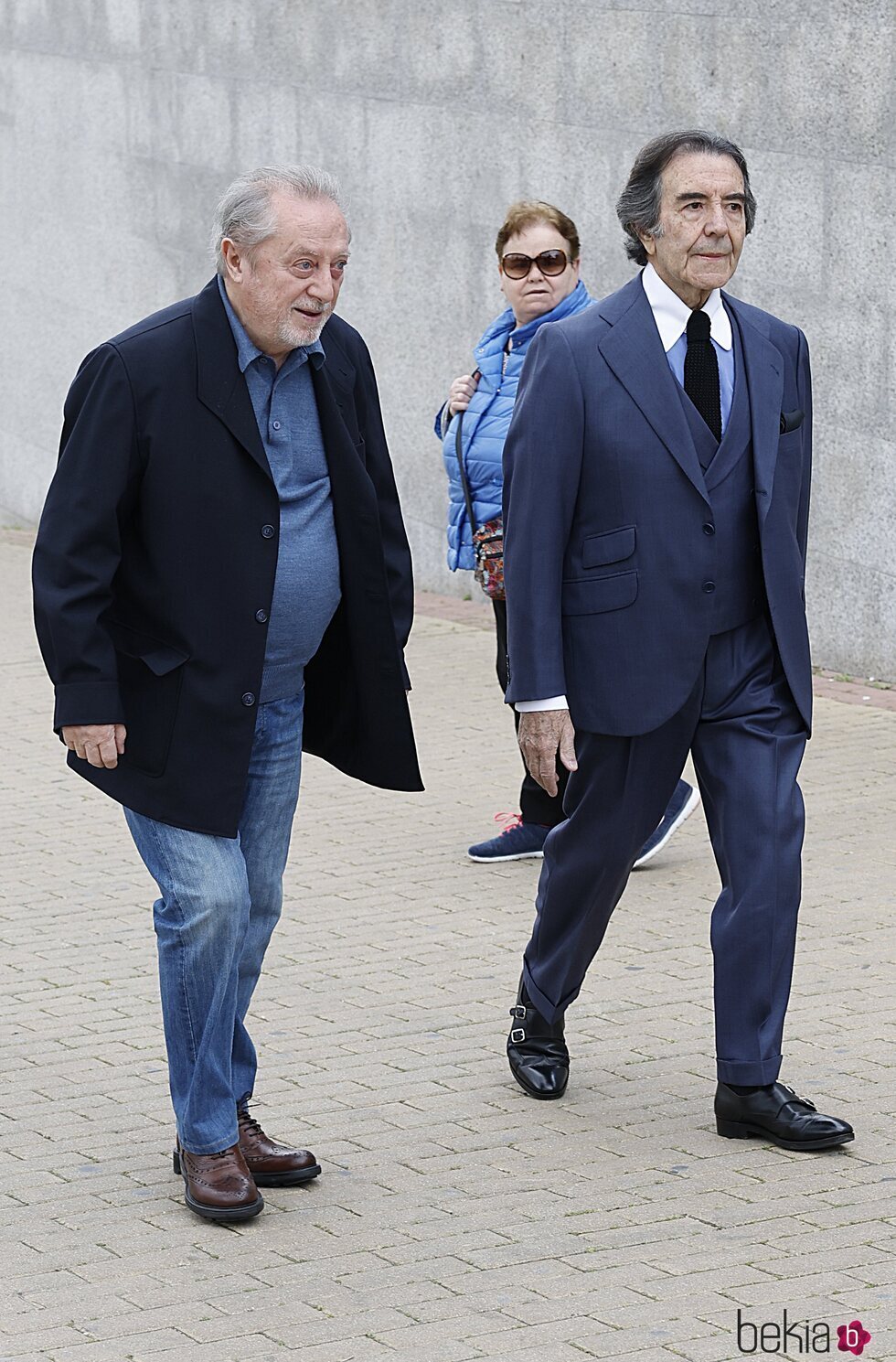 Manuel Galiana y Enrique Cornejo en la capilla ardiente de Laura Valenzuela