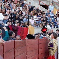 Manuel Díaz El Cordobés le brinda el toro a Manuel Benítez