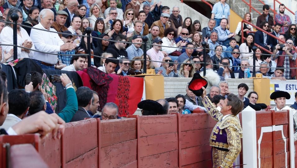 Manuel Díaz El Cordobés le brinda el toro a Manuel Benítez