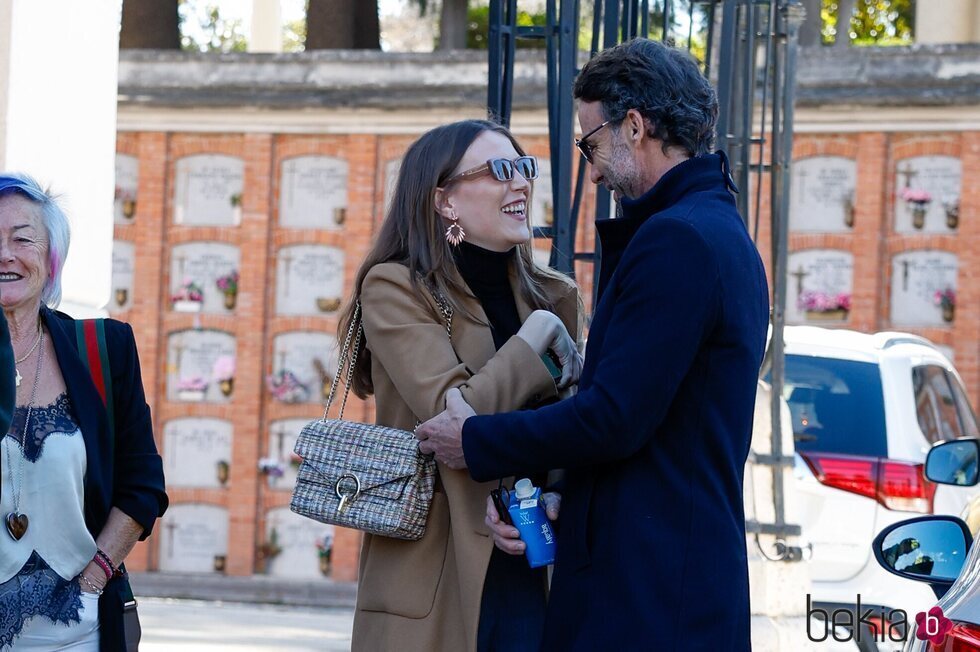 Álvaro Muñoz Escassi y Anna Barrachina en el entierro de Laura Valenzuela