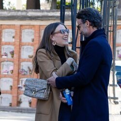 Álvaro Muñoz Escassi y Anna Barrachina en el entierro de Laura Valenzuela