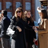 Lara Dibildos con Anna Barrachina en el entierro de Laura Valenzuela