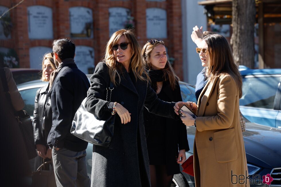 Lara Dibildos con Anna Barrachina en el entierro de Laura Valenzuela