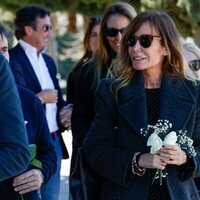 Lara Dibildos con unas flores tras el entierro de Laura Valenzuela