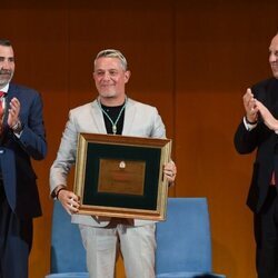 Alejandro Sanz con su reconocimiento como Hijo Predilecto de Cádiz