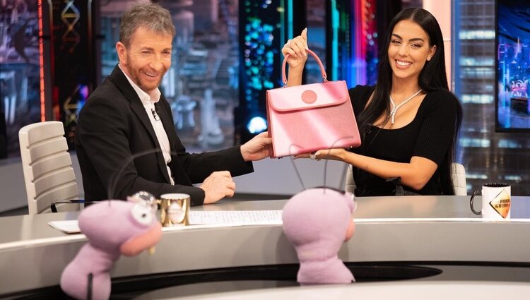 Georgina Rodríguez regala a Pablo Motos un bolso en 'El Hormiguero'