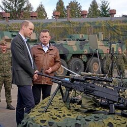 El Príncipe Guillermo y el Ministro de Defensa de Polonia visitando a las tropas británicas en Polonia