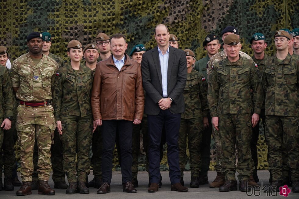 El Príncipe Guillermo y el Ministro de Defensa de Polonia posando con las tropas británicas destacadas en Polonia