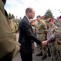 El Príncioe Guillermo saludando a una soldado en la frontera entre Polonia y Ucrania