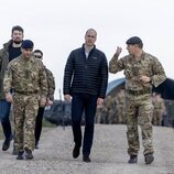 El Príncipe Guillermo con unos soldados en su visita a las tropas británicas en Polonia