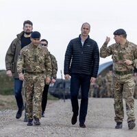 El Príncipe Guillermo con unos soldados en su visita a las tropas británicas en Polonia