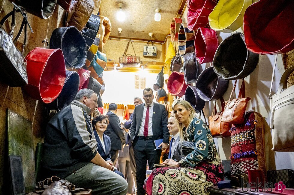 Máxima de Holanda con unos comerciantes en la medina de Rabat