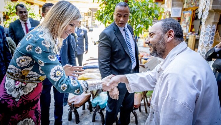 Máxima de Holanda saludando a un ciudadano en la medina de Rabat