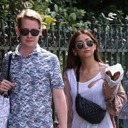 Macaulay Culkin y Brenda Song dando un paseo por París