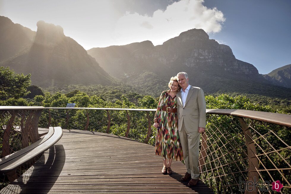 Los Reyes Felipe y Matilde de Bélgica posando durante su viaje oficial a Sudáfrica