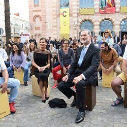 El Rey Felipe y la Reina Letizia junto a artistas tocando el cajón flamenco en Cádiz