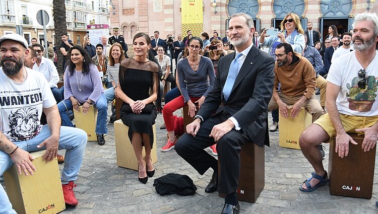 El Rey Felipe y la Reina Letizia junto a artistas tocando el cajón flamenco en Cádiz