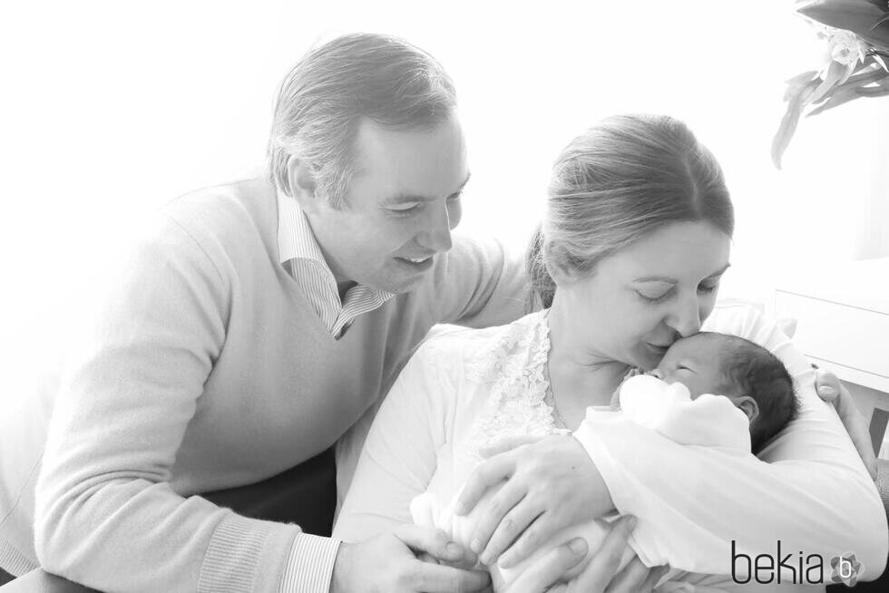 Guillermo y Stéphanie de Luxemburgo con su hijo François tras su nacimiento