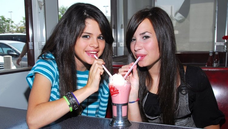 Selena Gomez y Demi Lovato se toman un batido