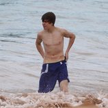 Justin Bieber, mojado en la playa