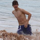 Justin Bieber bañándose en la playa