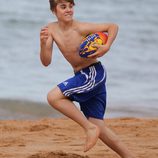 Justin Bieber con la pelota en la playa