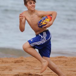 Justin Bieber con la pelota en la playa