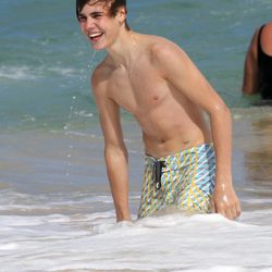 Justin Bieber sin camiseta en Hawai