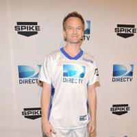 Neil Patrick Harris en la Celebrity Beach Bowl 2012