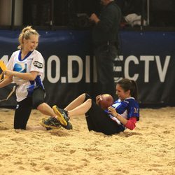 Candice Accola y Nina Dobrev en la Celebrity Beach Bowl 2012