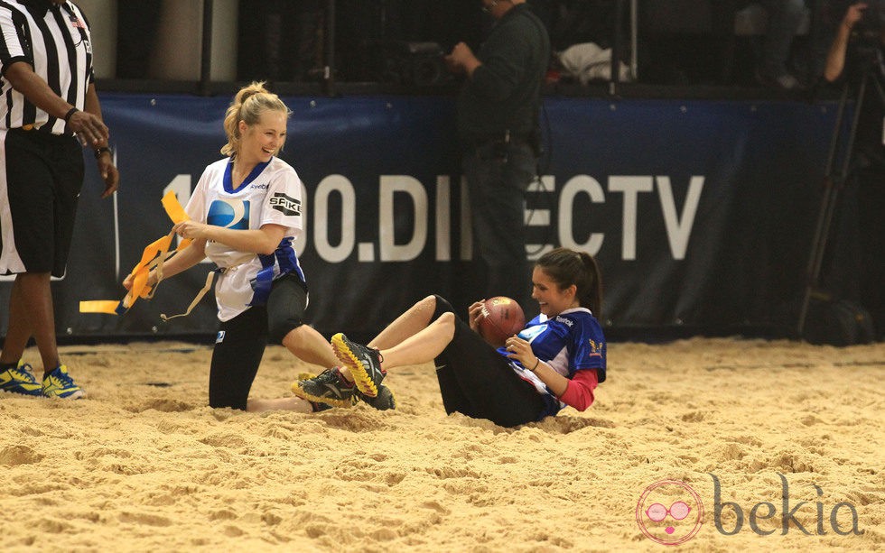 Candice Accola y Nina Dobrev en la Celebrity Beach Bowl 2012