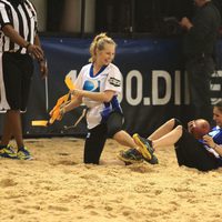 Candice Accola y Nina Dobrev en la Celebrity Beach Bowl 2012