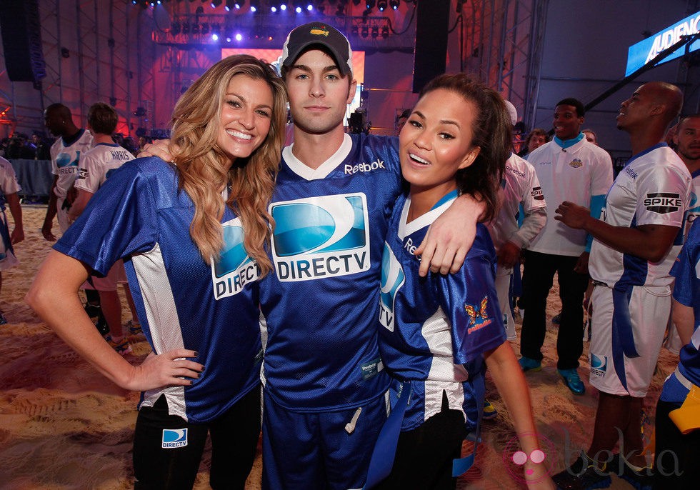 Erin Andrews, Chace Crawford y Chrissy Teigen en la Celebrity Beach Bowl 2012