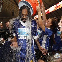 Snoop Dogg empapado en la Celebrity Beach Bowl 2012 