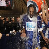 Snoop Dogg empapado en la Celebrity Beach Bowl 2012 