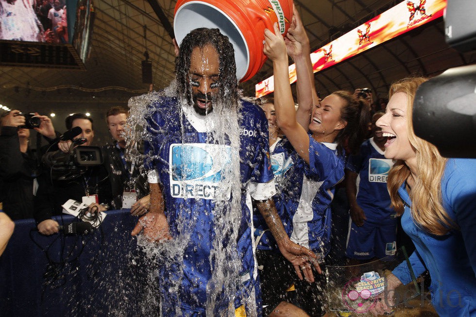 Snoop Dogg empapado en la Celebrity Beach Bowl 2012 