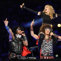 Madonna y LMFAO durante su concierto en la Super Bowl 2012