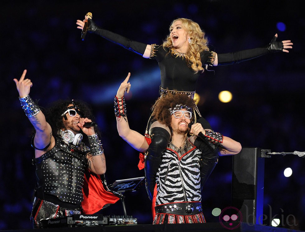 Madonna y LMFAO durante su concierto en la Super Bowl 2012