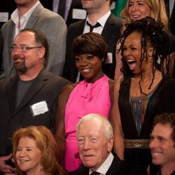 Viola Davis, Siedah Garrett y Dave Giammarco en la comida de los nominados a los Oscar 2012