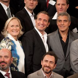 Stan Chervin, Glenn Close, Jean Dujardin, George Clooney y Christopher Columbus en la comida de los nominados a los Oscar 2012