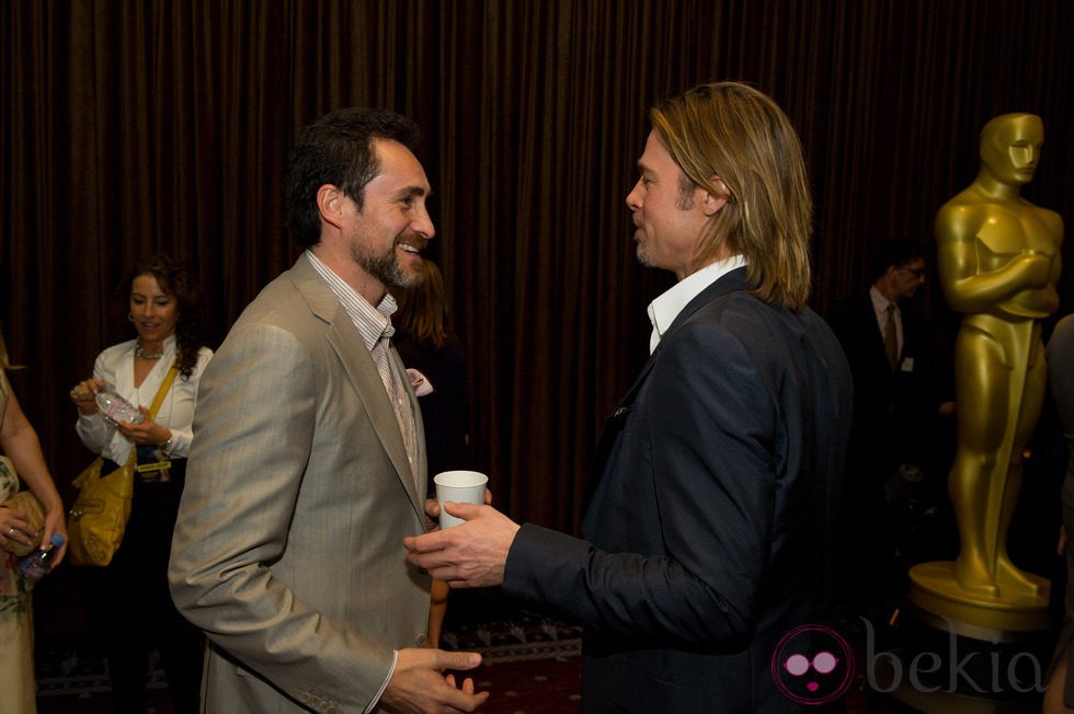 Demián Bichir y Brad Pitt en la comida de los nominados a los Oscar 2012