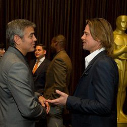 George Clooney y Brad Pitt en la comida de los nominados a los Oscar 2012