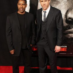 Denzel Washington y Ryan Reynolds en el estreno de 'El invitado'