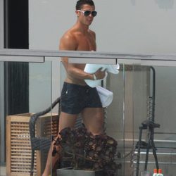 Cristiano Ronaldo paseando en bañador en un hotel de Nueva York